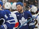 Luke Schenn des Maple Leafs de Toronto félicite Matthew Tkachuk des Panthers de la Floride après le cinquième match de la deuxième ronde des séries éliminatoires de la Coupe Stanley 2023 au Scotiabank Arena le 12 mai 2023 à Toronto, Ontario, Canada.