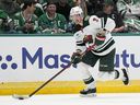 Le défenseur John Klingberg gère la rondelle lors du cinquième match de la série éliminatoire du Wild contre les Stars de Dallas, le mardi 25 avril 2023, à Dallas. 