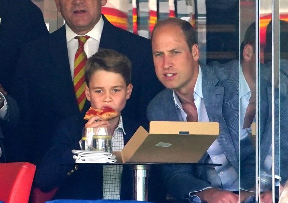 le prince de galles et le prince george regardent depuis la boîte pendant le quatrième jour du deuxième match test des cendres à lords, londres photo date samedi 1er juillet 2023 photo de mike egertonpa images via getty images