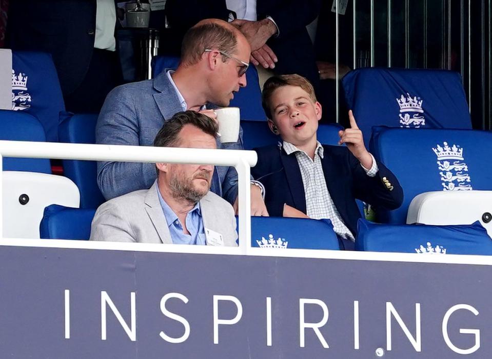 le prince de galles et le prince george regardent depuis la boîte pendant le quatrième jour du deuxième match test des cendres à lords, londres photo date samedi 1er juillet 2023 photo de mike egertonpa images via getty images