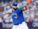 Alek Manoah des Blue Jays de Toronto lance lors de la première manche de leur match de la MLB contre les Brewers de Milwaukee au Rogers Centre le 31 mai 2023 à Toronto, au Canada.