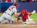 Bo Bichette des Blue Jays de Toronto est marqué au marbre par Connor Wong des Red Sox de Boston pour terminer le match en neuvième manche lors de leur match de la MLB au Rogers Center le 1er juillet 2023 à Toronto. 