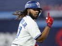 Vladimir Guerrero Jr. des Blue Jays de Toronto célèbre son home run de trois points contre les Oakland Athletics au Rogers Centre le 23 juin 2023 à Toronto. 