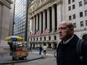 Un panier de hot-dog à l'extérieur de la Bourse de New York.  Les billets structurés sont un hybride actions/obligations.