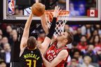 Mike Muscala des Atlanta Hawks voit son tir bloqué par le centre des Raptors Jakob Poeltl lors du match de mardi.  (LA PRESSE CANADIENNE)