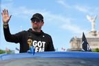 L'entraîneur-chef des Raptors Nick Nurse célèbre lors du défilé du championnat des Raptors de Toronto sur le boulevard Lakeshore.  