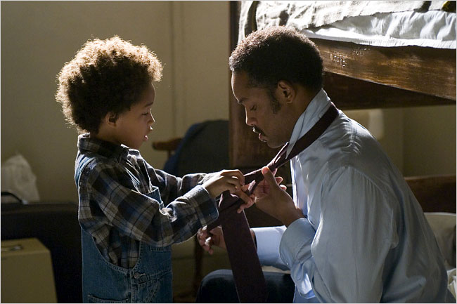 Will Smith, à droite, joue le père d'un garçon interprété par le vrai fils de l'acteur, Jaden Smith, dans The Pursuit of Happyness.