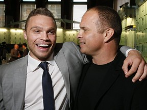 Max Domi, alors avec les Knights de London, embrasse son père, l'ancien attaquant des Maple Leafs Tie Domi, après avoir reçu le trophée Mickey Renaud (prix du capitaine) lors de la cérémonie de remise des prix de l'OHL au Temple de la renommée du hockey à Toronto le mardi 9 juin. 2015. STAN BEHAL/SOLEIL DE TORONTO