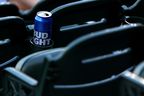 Une grande canette de Bud Light est assise sur les sièges lors du match des Baltimore Orioles et des Cleveland Guardians à Oriole Park à Camden Yards le 31 mai 2023 à Baltimore, Maryland.  (Photo de Rob Carr/Getty Images)