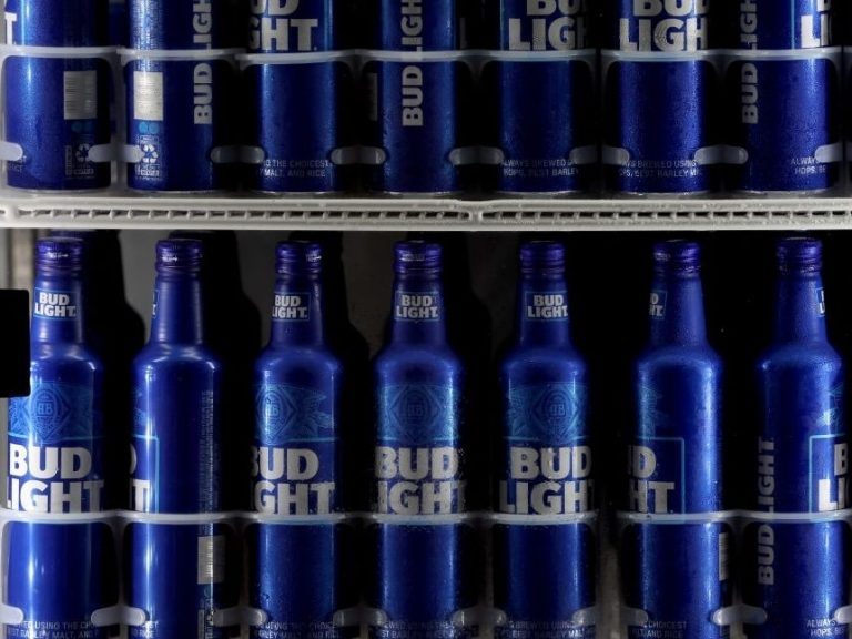 Bud Light assiégé moins cher que l’eau chez certains détaillants américains