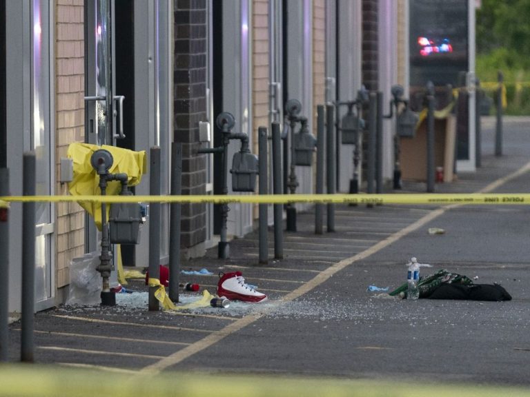 La police recherche toujours des suspects après une quadruple fusillade à Mississauga, en Ontario.