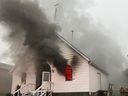 Les pompiers combattent les flammes à l'église anglicane St. Andrews à Lac La Biche tôt le samedi 1er juillet 2023. Photo fournie par la GRC.