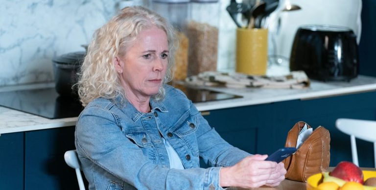 Spoilers d'EastEnders - Lisa Fowler cachera un secret à son retour
