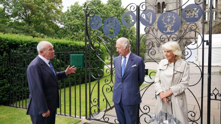 Le roi ouvre les portes du Jubilé installées en l’honneur de feu la reine