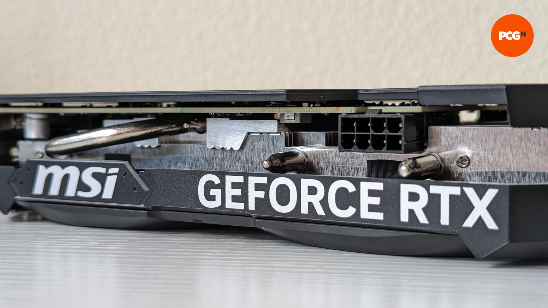 Revue Nvidia GeForce RTX 4060 : Le côté du GPU, présentant son connecteur d'alimentation PCIe à 8 broches