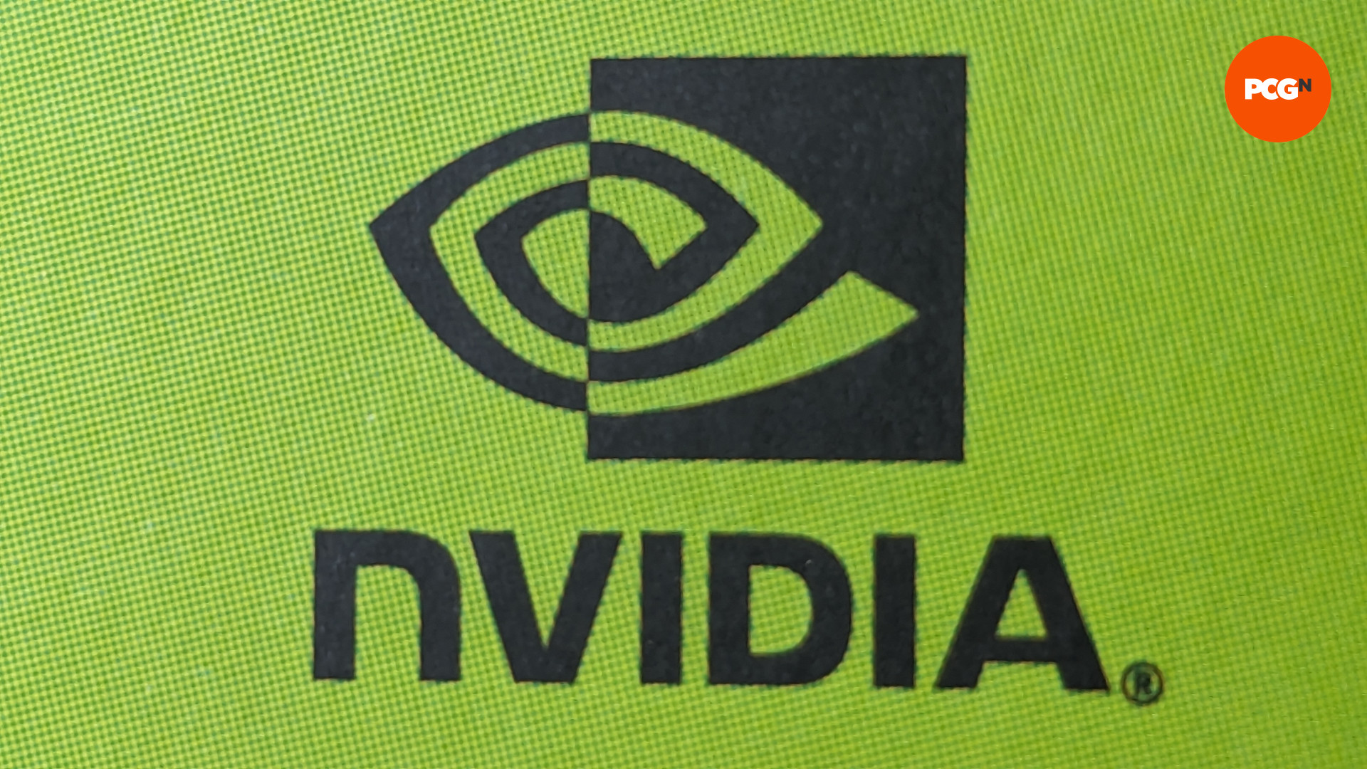 Revue Nvidia GeForce RTX 4060 : un gros plan du logo Nvidia sur l'emballage de vente au détail