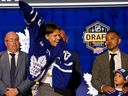 Easton Cowan est tout sourire après avoir été sélectionné par les Maple Leafs de Toronto avec le 28e choix au total lors du repêchage 2023 de la LNH au Bridgestone Arena de Nashville le mercredi 28 juin 2023.