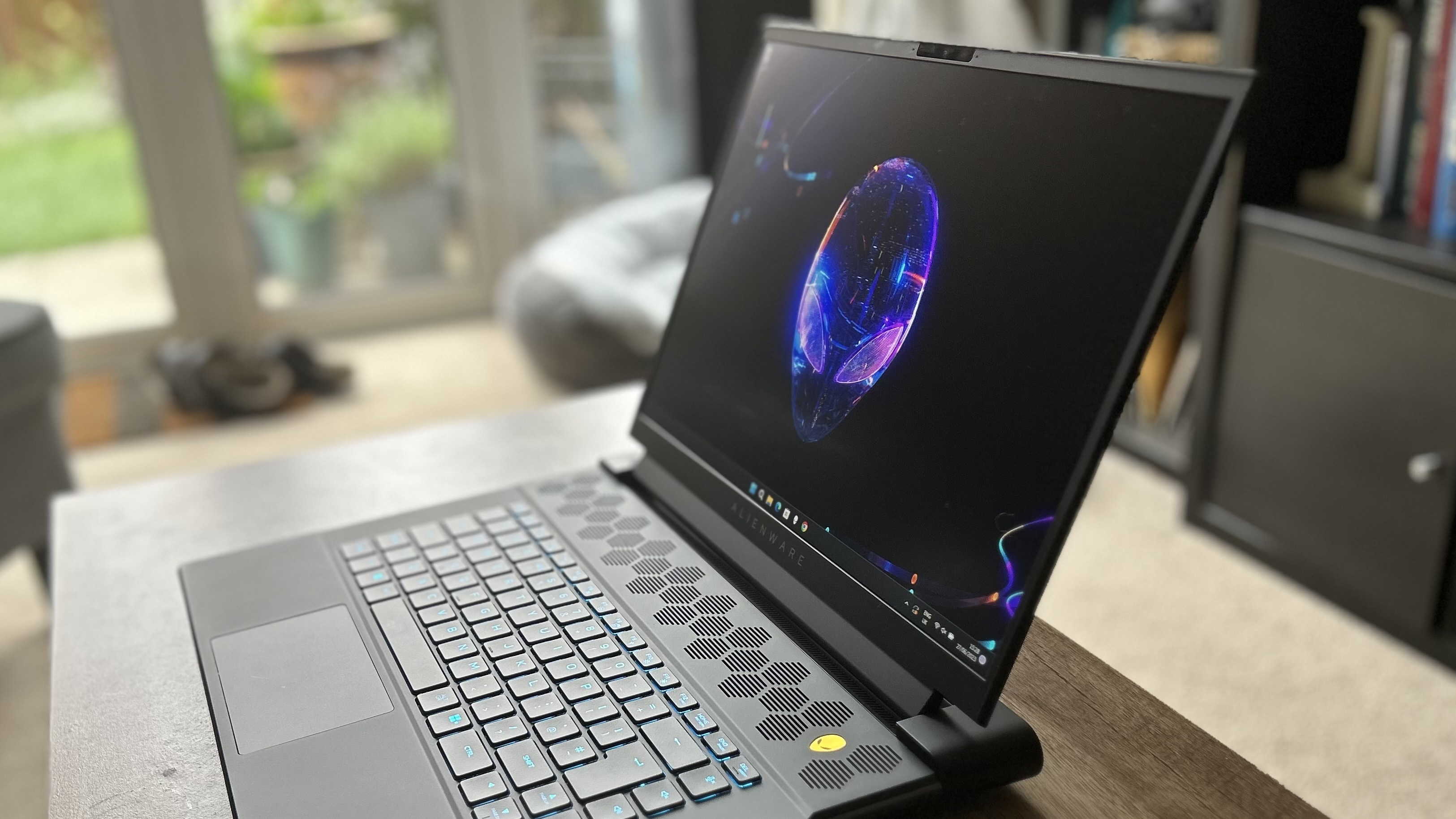 Ordinateur portable de jeu Alienware M16 vu de côté