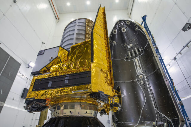 Une dernière vue du vaisseau spatial européen Euclid avant son encapsulation à l'intérieur du carénage de la charge utile de la fusée Falcon 9 de SpaceX.