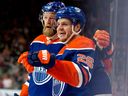 Mattias Janmark (26 ans) et Mattias Ekholm (14 ans) des Oilers d'Edmonton célèbrent le but de Janmark contre les Stars de Dallas lors de la première période d'action de la LNH au Rogers Place à Edmonton, le jeudi 16 mars 2023. 