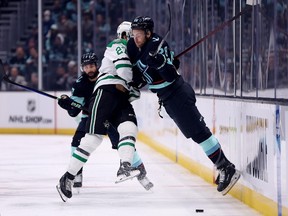 Carson Soucy du Seattle Kraken vérifie Mason Marchment des Dallas Stars lors de la première période du troisième match de la deuxième ronde des séries éliminatoires de la Coupe Stanley 2023 au Climate Pledge Arena le 07 mai 2023 à Seattle, Washington.