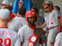 Le joueur de premier but des Goldeyes de Winnipeg, Hidekel Gonzalez, célèbre son coup de circuit en sixième manche contre les Monarchs de Kansas City le 2 juillet 2023.