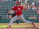 Le gaucher des Goldeyes, Travis Seabrooke, livre un lancer aux KC Monarchs lors du match d'hier soir. 