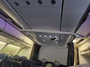 Cette photo fournie par Tara Goodall montre une fissure dans le plafond d'un avion d'Hawaiian Airlines qui a rencontré de fortes turbulences lors d'un vol d'Honolulu à Sydney, le 30 juin 2023. 