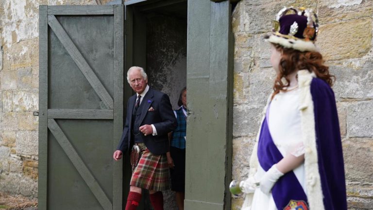 Le roi rencontre la «reine d’Écosse» lors de sa première visite écossaise après le couronnement