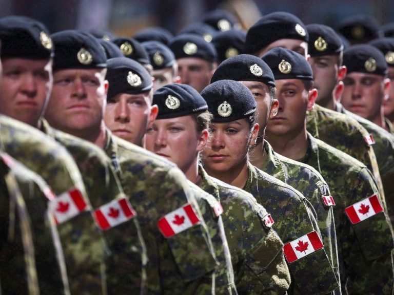 Des centaines de militaires font partie d’un procès concernant la politique de vaccination obligatoire contre le COVID