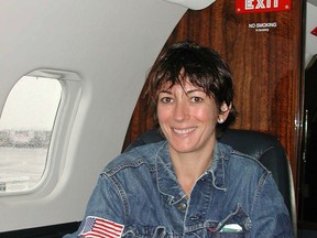 Ghislaine Maxwell dans le jet privé de Jeffrey Epstein.