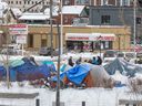 Un campement de sans-abri à Kitchener, en Ontario, au coin de la rue Victoria et de la rue Weber, le lundi 31 janvier 2023,   