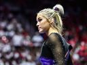 Olivia Dunne de LSU regarde lors d'une rencontre PAC-12 contre Utah au Jon M. Huntsman Center le 6 janvier 2023 à Salt Lake City, Utah.