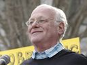 DOSSIER - Ben Cohen, de Ben and Jerry's Ice Cream, lors d'un rassemblement au Statehouse à Concord, NH, le 21 janvier 2015. Cohen a lancé une ligne de cannabis à but non lucratif avec pour mission de réparer ce qu'il appelle les torts de la guerre contre drogues.  Quatre-vingt pour cent des recettes de Ben's Best Blnz iront à des subventions pour les entrepreneurs de cannabis noirs tandis que le reste sera divisé entre la Vermont Racial Justice Alliance et le projet national Last Prisoner, qui s'efforce de libérer les personnes incarcérées pour des infractions liées au cannabis.