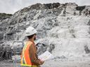 Un employé de Sayona Québec devant un gisement de lithium au complexe nord-américain de lithium de l'entreprise à La Corne, dans le centre du Québec.