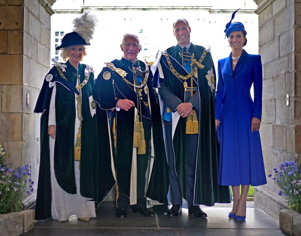 lr britains queen camilla, britains king charles iii, britains prince william, prince de galles et britains catherine, la princesse de galles pose pour une photo après avoir regardé un survol de l'équipe de voltige raf des forces aériennes royales britanniques, du palais de Holyroodhouse, à Édimbourg le 5 juillet 2023, à la suite d'un service national d'action de grâce et de dédicace l'écosse a marqué mercredi le couronnement du roi charles iii et de la reine camilla lors d'un service national d'action de grâce et de dédicace où le roi a reçu les honneurs de ecosse photo de yui mok pool afp photo de yui mokpoolafp via getty images