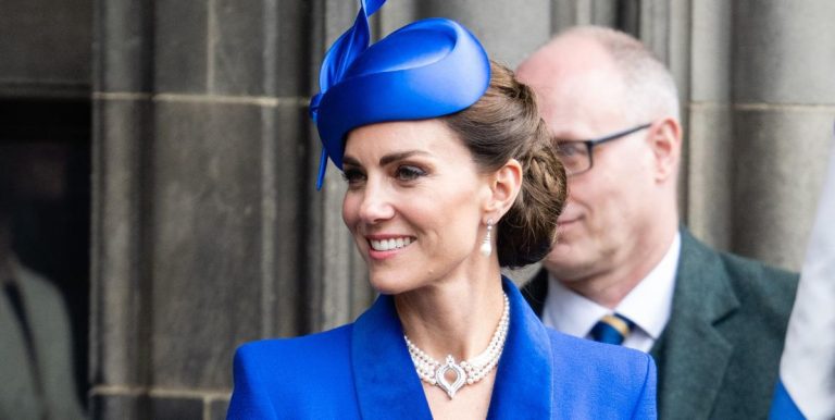 La princesse Kate donne une leçon de tenue en répétant avec sa robe manteau bleue préférée