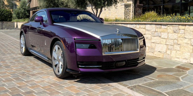 La Rolls-Royce Spectre 2024 prouve que les véhicules électriques font les meilleures voitures de luxe