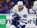 Ryan O'Reilly des Maple Leafs de Toronto cherche à passer la rondelle.