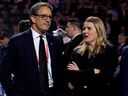 Le président des Maple Leafs Brendan Shanahan et la directrice générale adjointe Hayley Wickenheiser discutent avant la première ronde du repêchage de la LNH au Centre Bell à Montréal le 7 juillet 2022. 