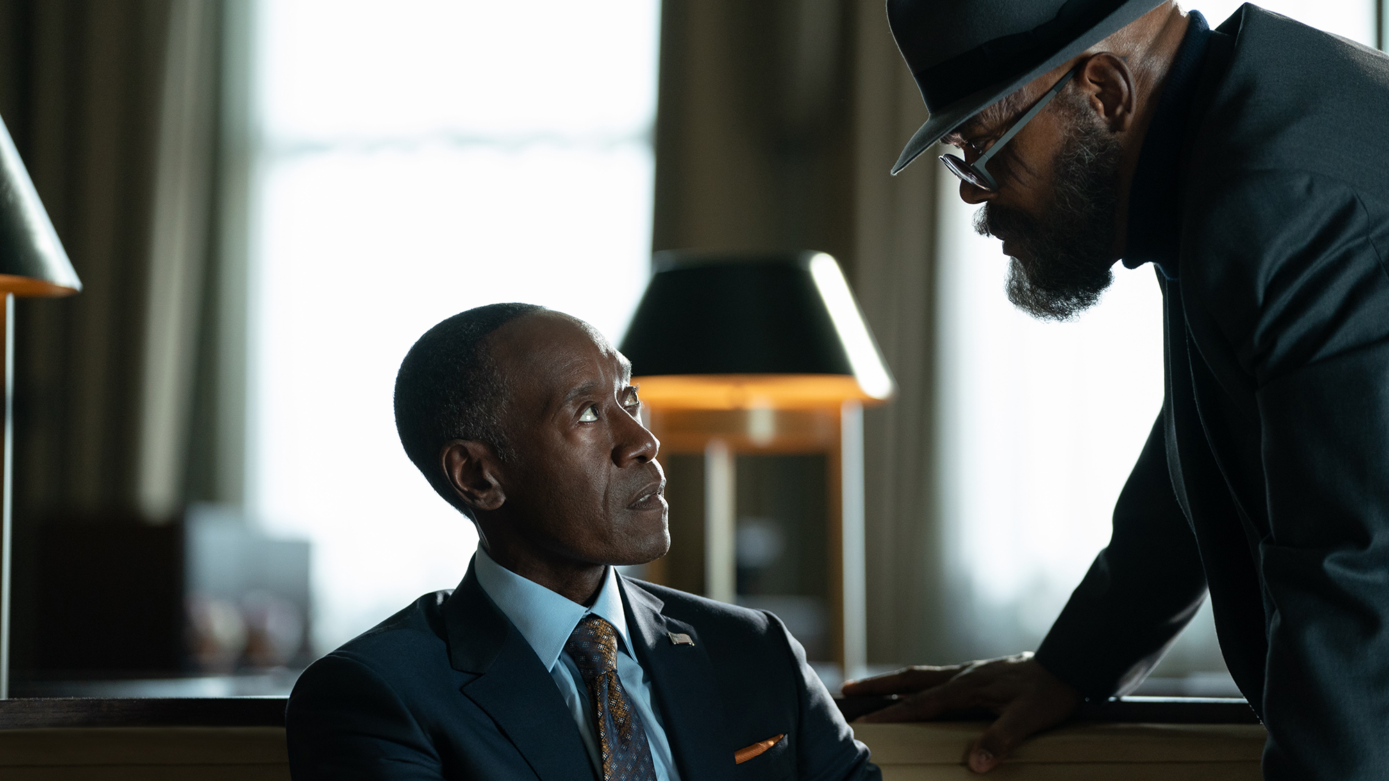 (De gauche à droite) Don Cheadle dans le rôle de James 'Rhodey' Rhodes et Samuel L. Jackson dans le rôle de Nick Fury dans l'épisode Secret Invasion