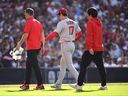 Shohei Ohtani, centre, des Los Angeles Angels se dirige vers la pirogue après avoir été remplacé lors de la sixième manche contre les San Diego Padres au Petco Park le mardi 4 juillet 2023 à San Diego.