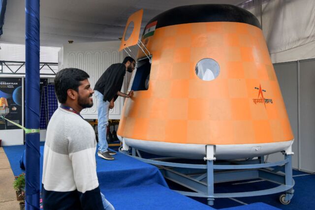 Les visiteurs regardent un modèle à l'échelle réelle du module orbital indien Gaganyaan, un vaisseau spatial à cote humaine actuellement en développement, à l'Expo sur les vols spatiaux humains en 2022.