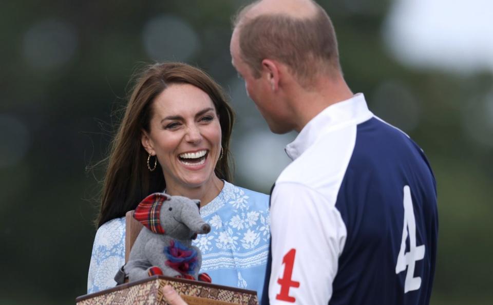 La princesse de Galles présente à son mari le trophée gagnant