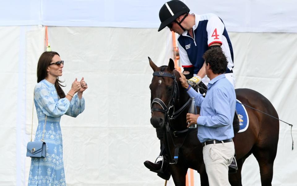 La princesse de Galles a l'air détendue dans une robe bleue Belulah £550 et des lunettes de soleil