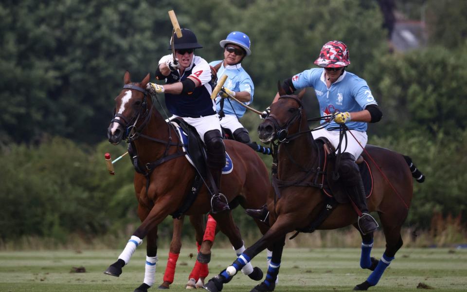 Le Prince de Galles (No 4) a joué en défense pour l'équipe gagnante