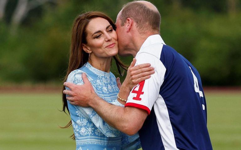 La princesse de Galles ravie donne un baiser de célébration à son mari après avoir remporté un match de polo de 1 million de livres sterling