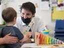 Le premier ministre Justin Trudeau visite une garderie de l'école Queen Elizabeth à Saskatoon le 25 mai 2022. La promesse de garderie à 10 $ par jour de Trudeau a mis du temps à se matérialiser, écrit Rahim Mohamed.