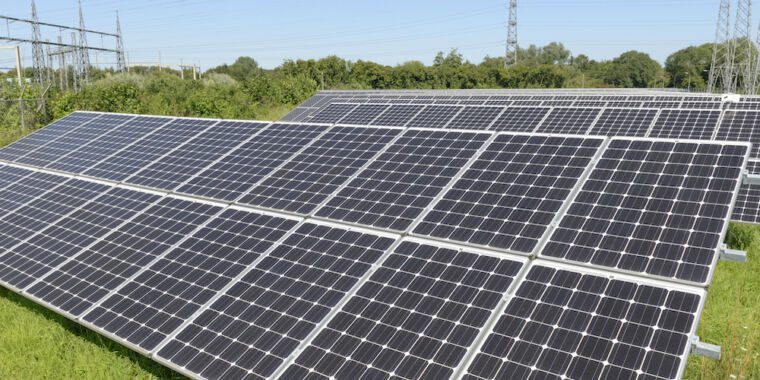 Une vulnérabilité activement exploitée menace des centaines de centrales solaires