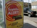 En 2007, l'ancienne Capital Health a lancé une campagne d'information publique sur les dangers de la syphilis à la suite d'une éclosion de la maladie en Alberta.  La campagne comprenait des publicités aux arrêts de bus de la 124e rue à la 112e avenue.